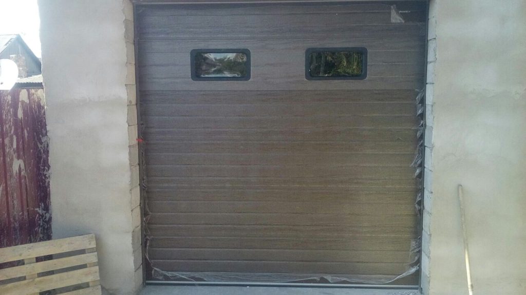 Секционные ворота с окнами DoorHan в Караганде — монтаж TimeRec
