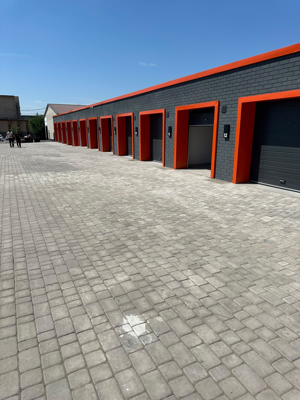 Қарағандыдағы гараж кешені: DoorHan секциялық қақпаларының қатары — Time Rec монтажы, 2026