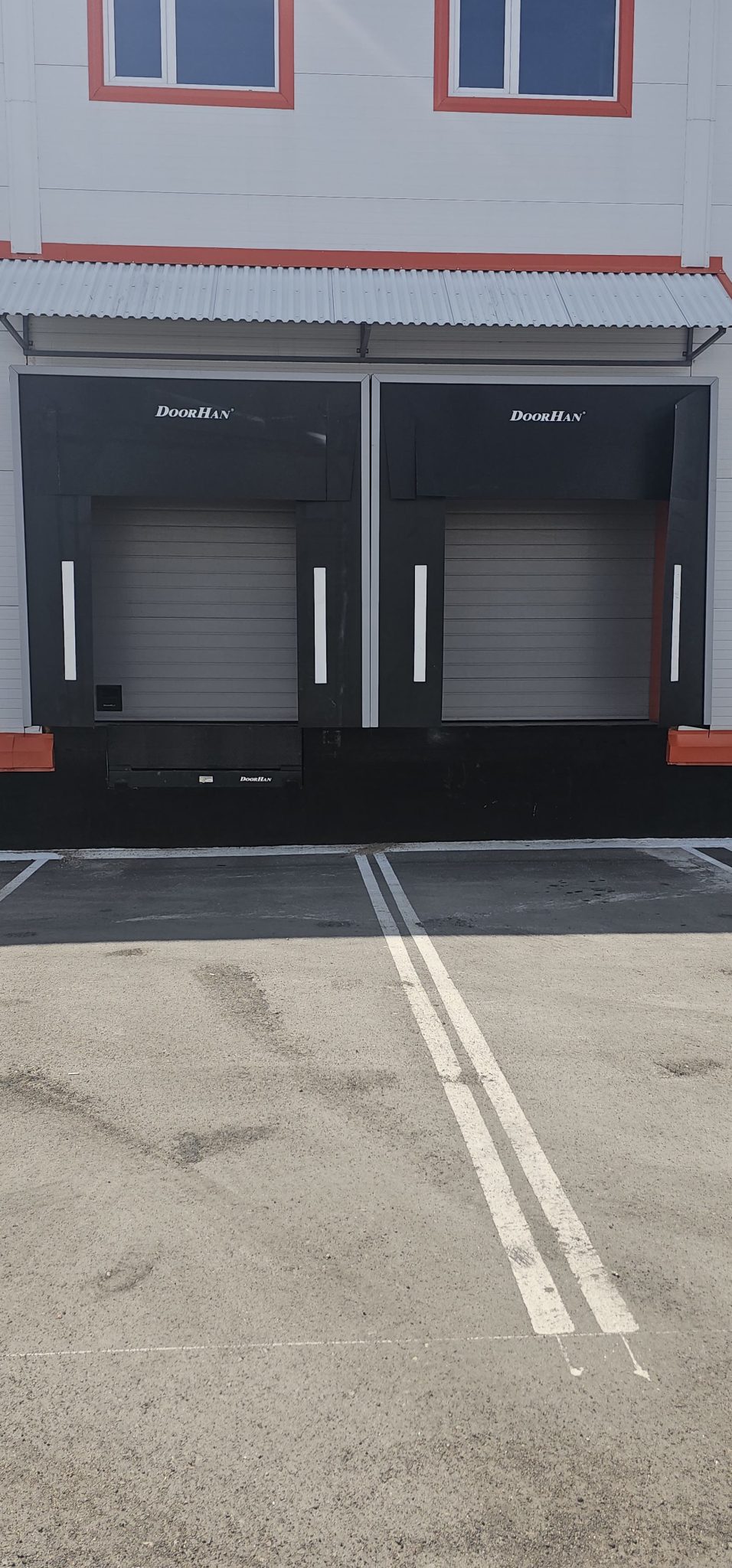 Jet Logistik логистикалық терминалы: өнеркәсіптік секциялық қақпалар және тиеу доктары — Time Rec жабдығы