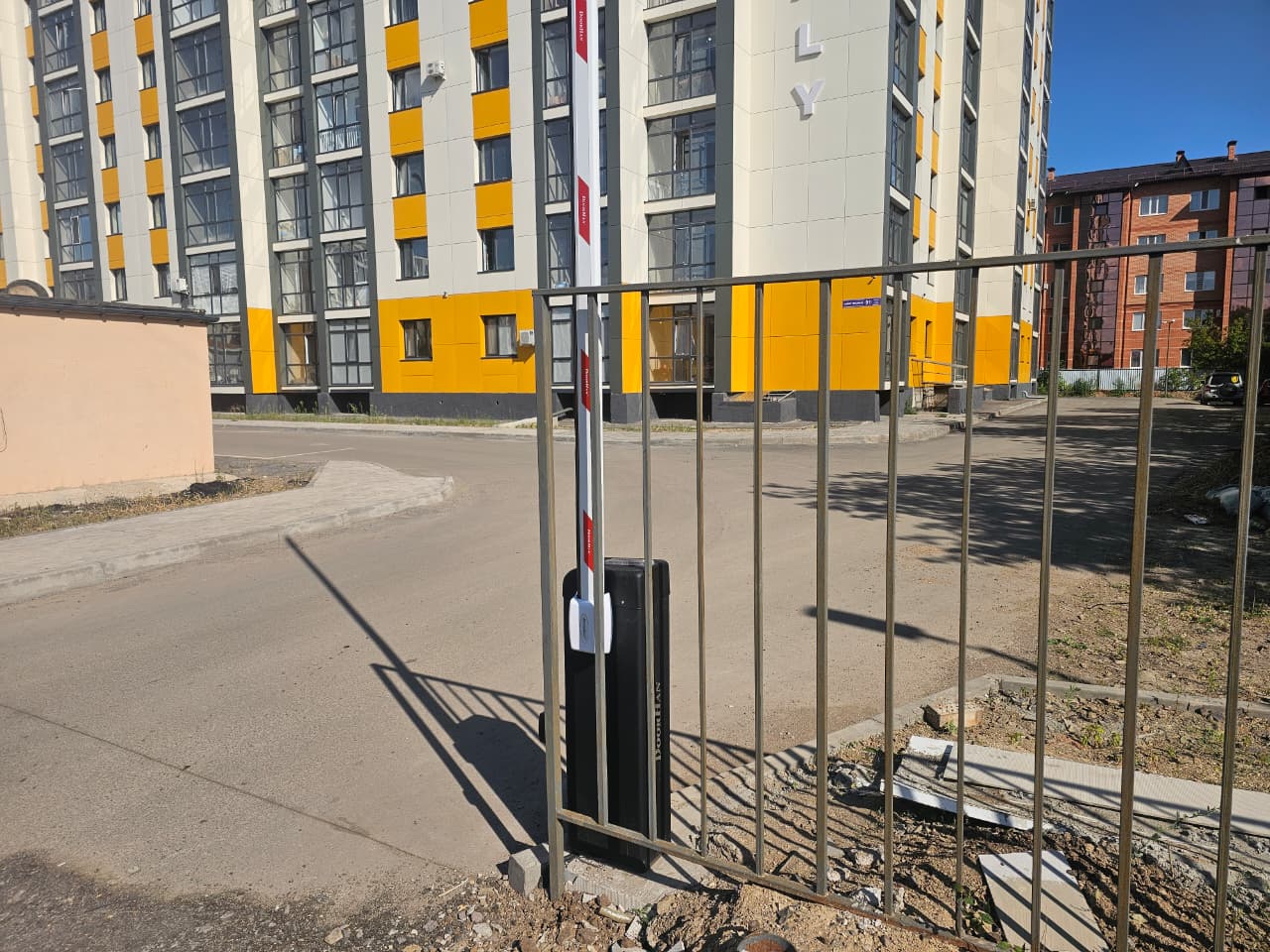 Автоматический шлагбаум DoorHan на въезде в жилой комплекс в Караганде