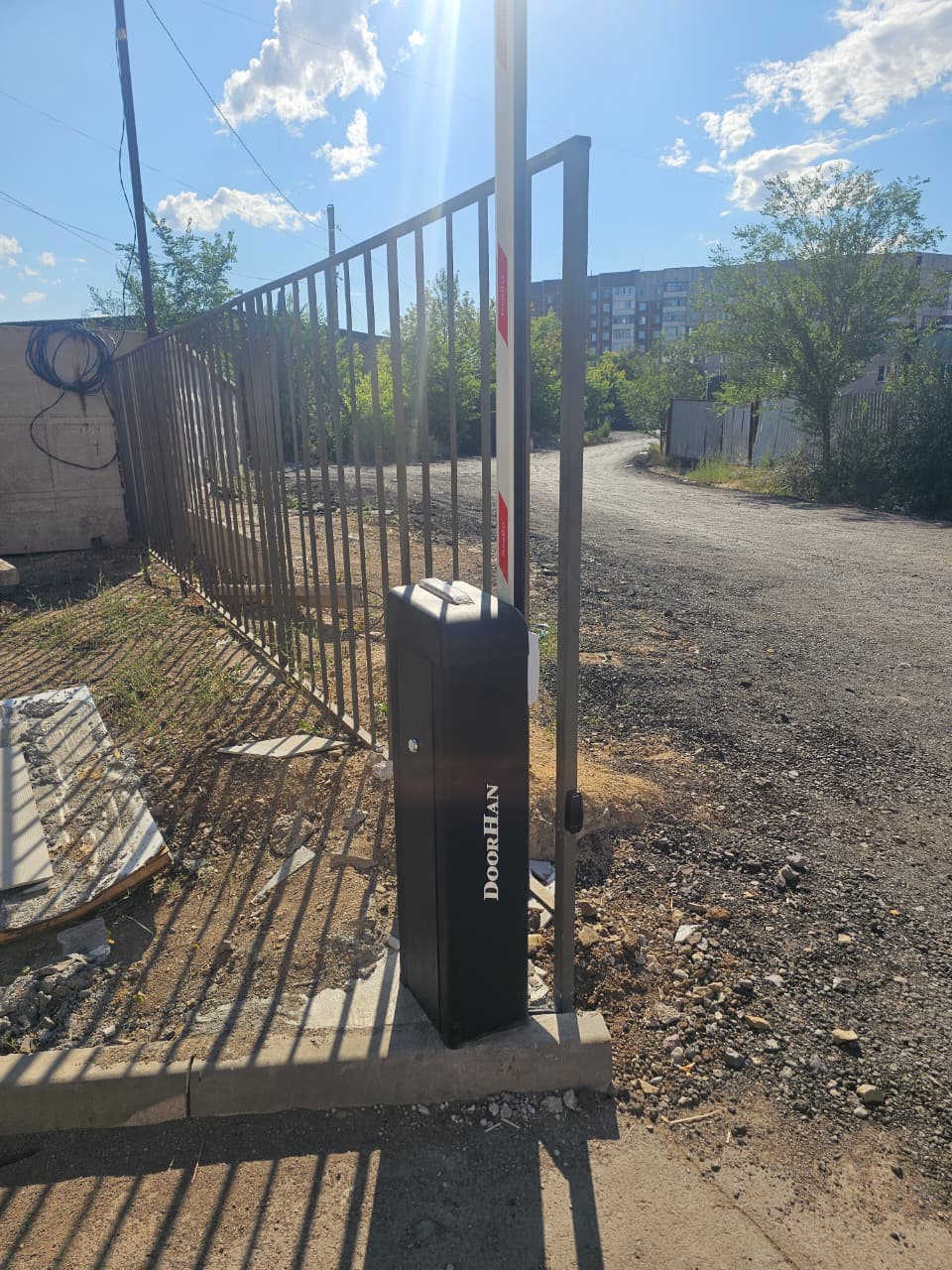Стойка автоматического шлагбаума DoorHan со стрелой у въездной группы