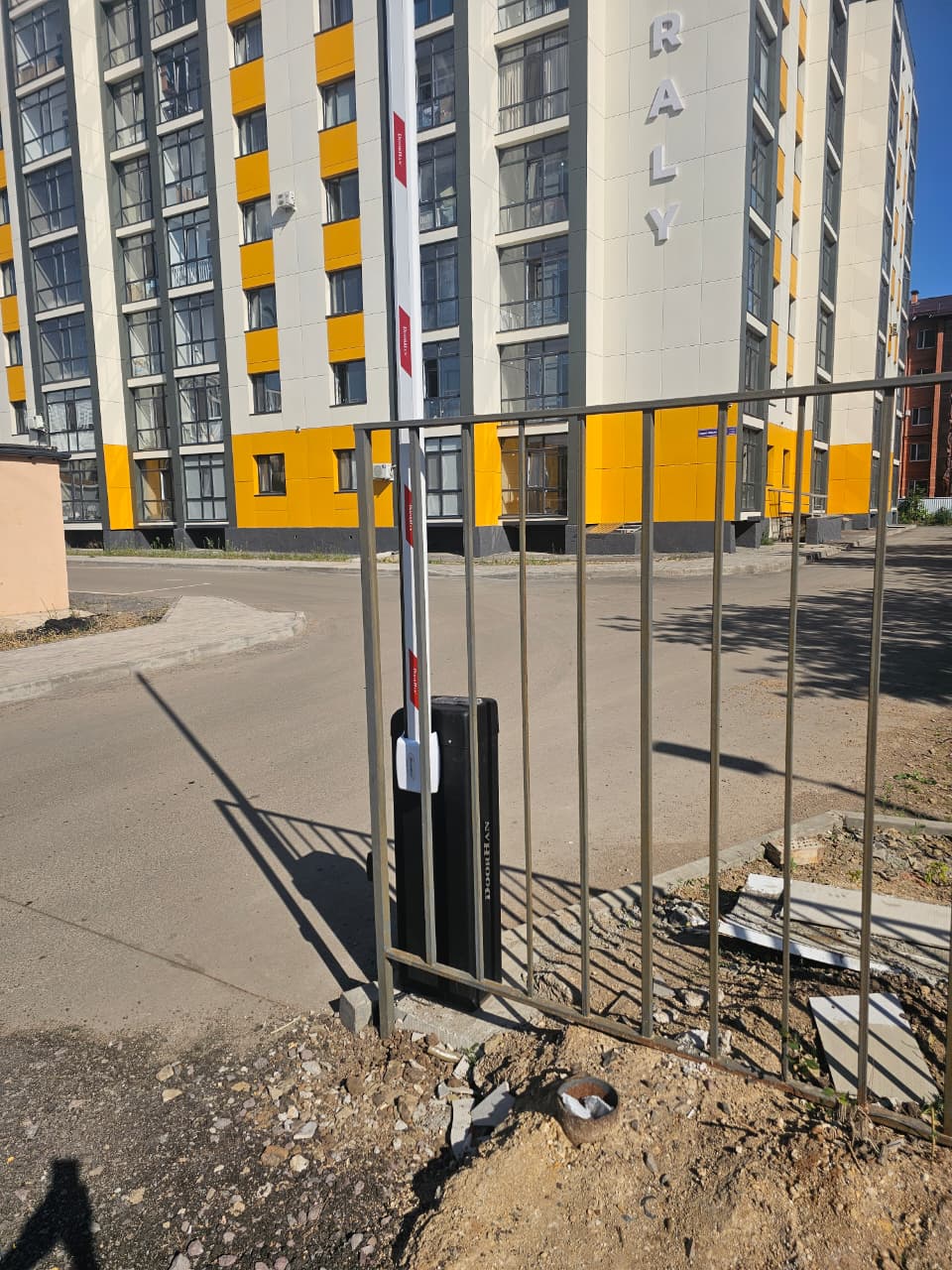 Установленный шлагбаум DoorHan на проезде к жилому дому в Караганде