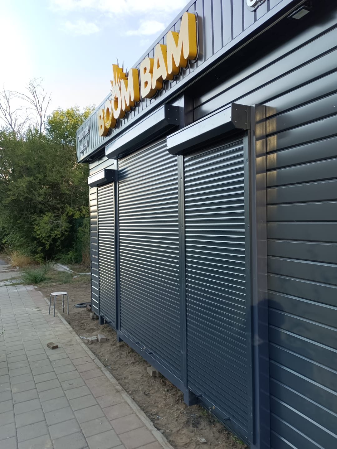 Павильон витриналарындағы рольставнилер, қасбет бойымен көрініс